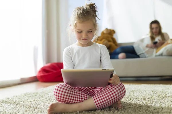 Krásné dítě hraje s digitálním tabletu doma. — Stock fotografie