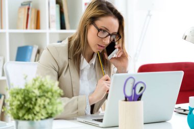 Cep telefonu ofisinde çalışan güzel bir genç kadın.