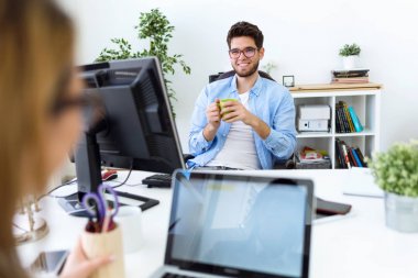 Modern ofisinde çalışan iki girişimciler.