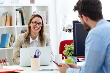 Modern ofisinde çalışan iki girişimciler.