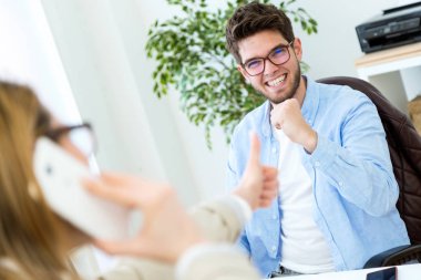 Modern ofisinde çalışan iki girişimciler.