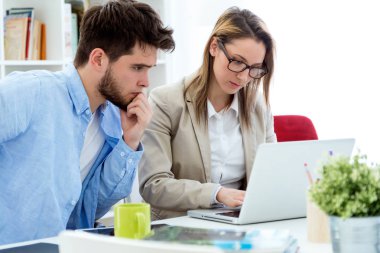 Modern ofisinde çalışan iki girişimciler.