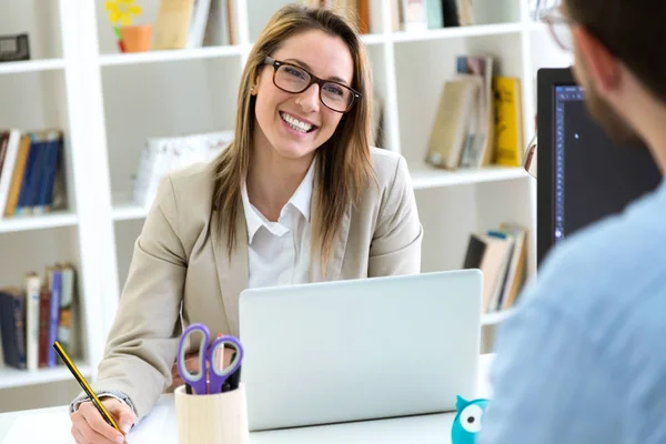 Deux entrepreneurs travaillant dans le bureau moderne . — Photo