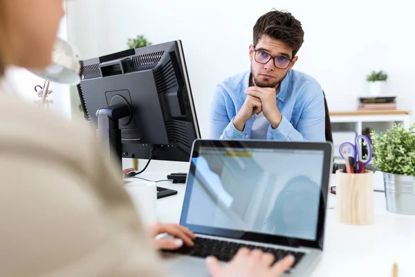 Dua pengusaha yang bekerja di kantor modern . — Stok Foto