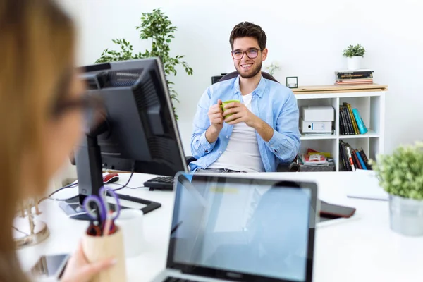 Modern ofisinde çalışan iki girişimciler.