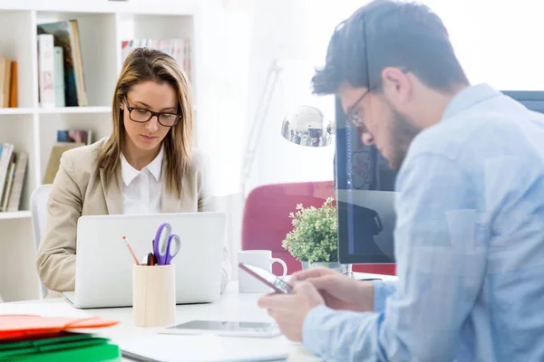 Two entrepreneurs working in the modern office. — Stock Photo, Image
