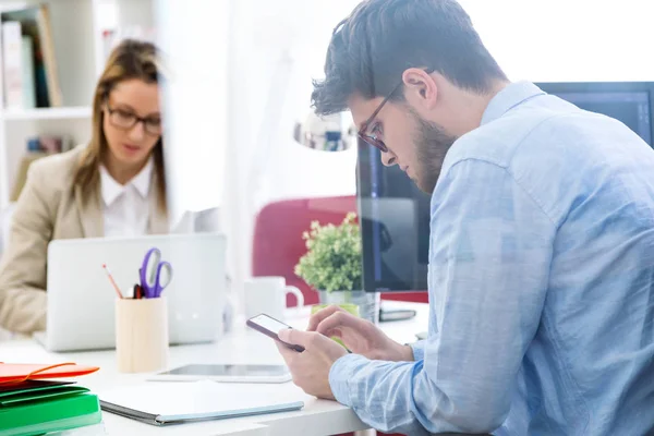 Deux entrepreneurs travaillant dans le bureau moderne . — Photo