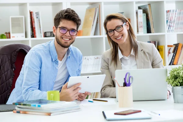 Two entrepreneurs working in the modern office. — Stock Photo, Image