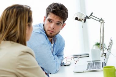 Modern ofisinde çalışan iki girişimciler.