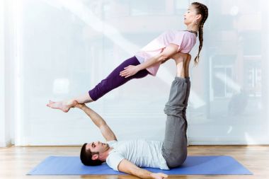 Evde yoga pratik güzel genç Çift.