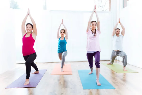 Grupo de personas que practican yoga en casa . —  Fotos de Stock