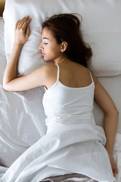 Hermosa mujer joven durmiendo en la cama . — Foto de Stock