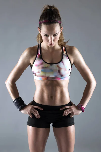 Apto e desportivo jovem mulher relaxante no fundo branco . — Fotografia de Stock