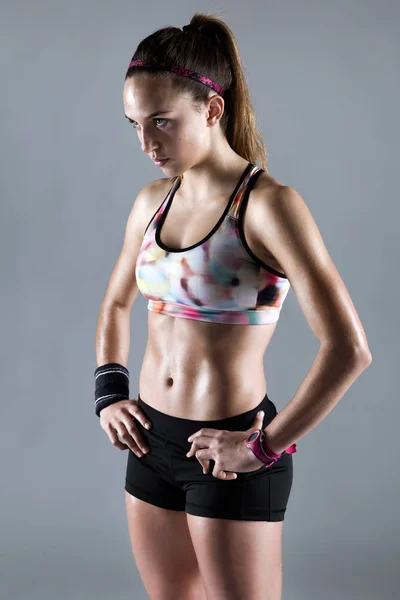 Adatto e sportivo giovane donna rilassante su sfondo bianco . — Foto Stock