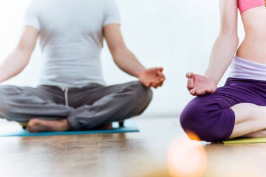 Lotus posi evde Yoga pratik güzel genç Çift