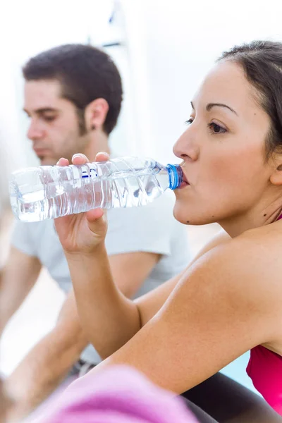 Pareja relajándose en la esterilla de yoga y hablando después de la sesión de entrenamiento . — Foto de Stock