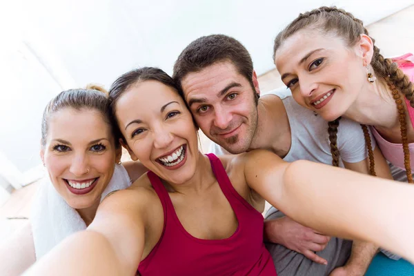 Grupa ludzi, biorąc selfie po sesji jogi. — Zdjęcie stockowe