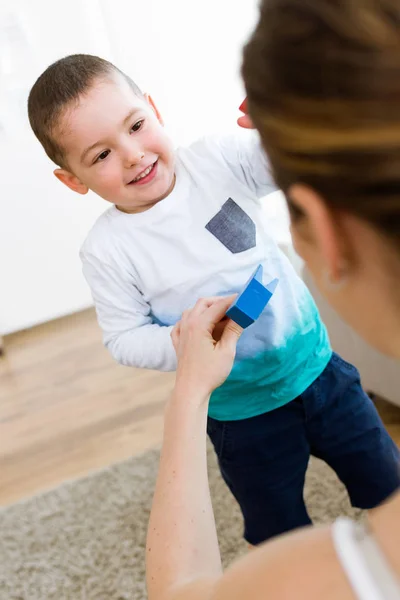 Vacker ung mamma och hennes son har roligt hemma. — Stockfoto