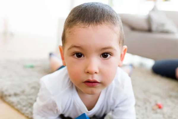 Beatiful menino olhando para a câmera em casa . — Fotografia de Stock