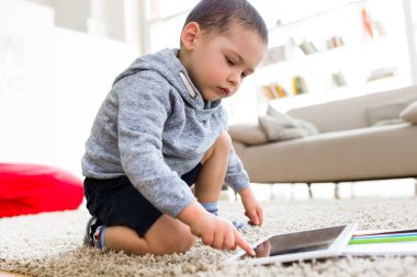 Güzel genç çocuk onun dijital tablet evde kullanma.
