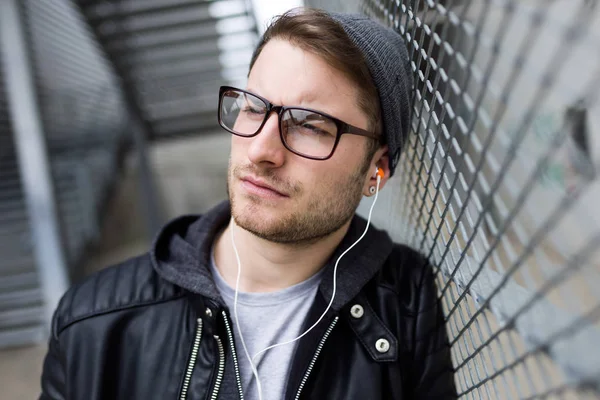 Moderne jongeman, luisteren naar muziek met koptelefoon in de straat — Stockfoto