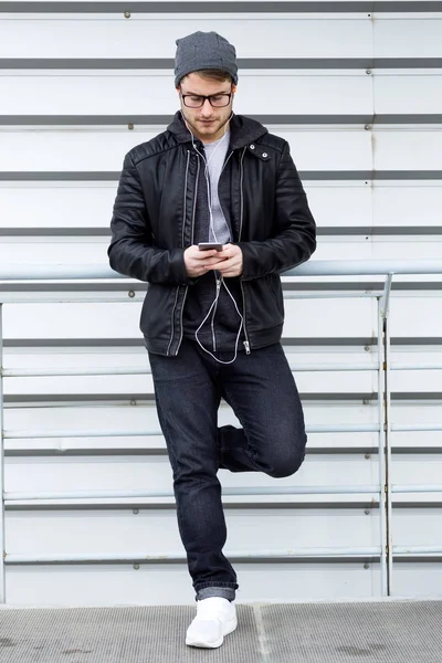A mobiltelefon használata az utcán modern fiatalember. — Stock Fotó