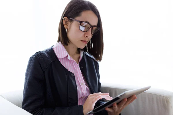 Vacker ung kvinna med hennes digitala tablett på kontoret. — Stockfoto