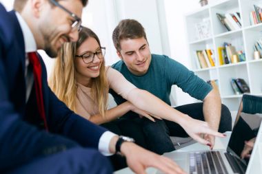 Onun müşterileri için sözleşmenin koşulları açıklayan iş adamı 