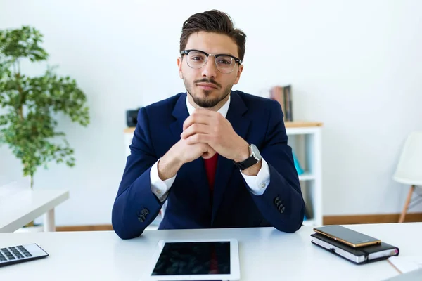 Joven guapo mirando la cámara en la oficina . — Foto de Stock