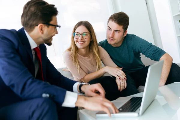 Uomo d'affari che spiega i termini del contratto ai suoi clienti nel — Foto Stock