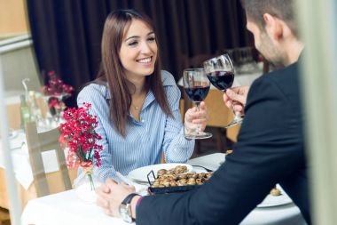 Restoranda şarap kızartma güzel genç çift gözlük.