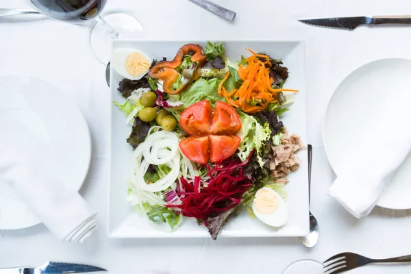 Taze sebze, katı pişmiş yumurta, ton balıklı salata tabak ve — Stok fotoğraf