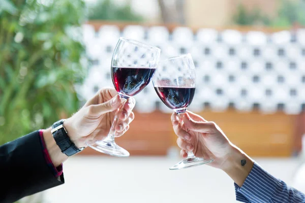 Прекрасная молодая пара пьет бокалы с вином в ресторане . — стоковое фото