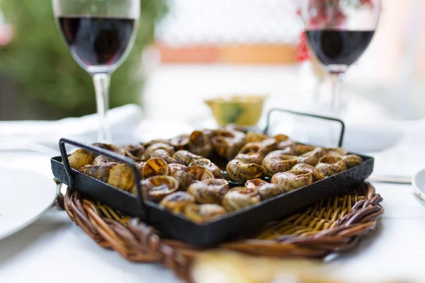 Primer plano de una lata de caracoles. Comida típica catalana . — Foto de Stock