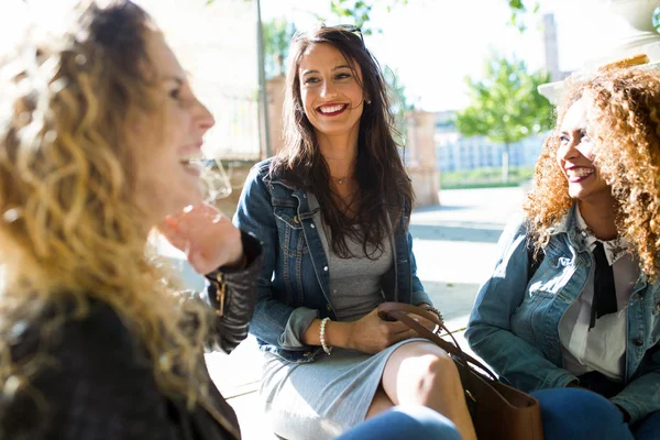 Tre belle giovani donne che parlano per strada . — Foto Stock