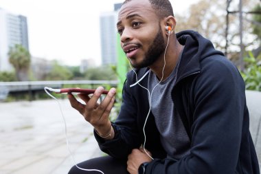 Sokakta elleri ile telefonda konuşan Modern genç adam.
