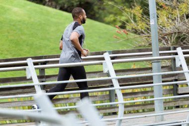 Şehirde çalışan zinde ve sportif genç adam.