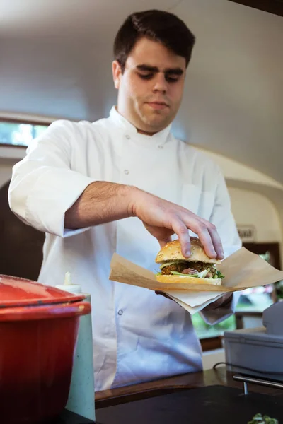 Stilig unga kocken förbereder köttbullar i en foodtruck — Stockfoto