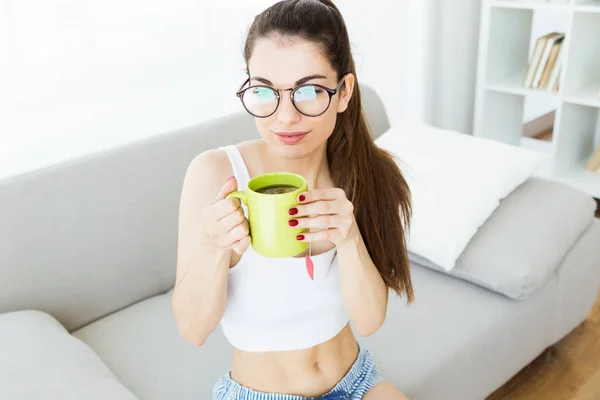 Bella giovane donna che beve caffè a casa. — Foto Stock