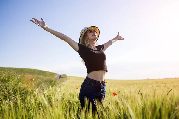 Beautiful young woman enjoying summer in a field. — Stock Photo, Image