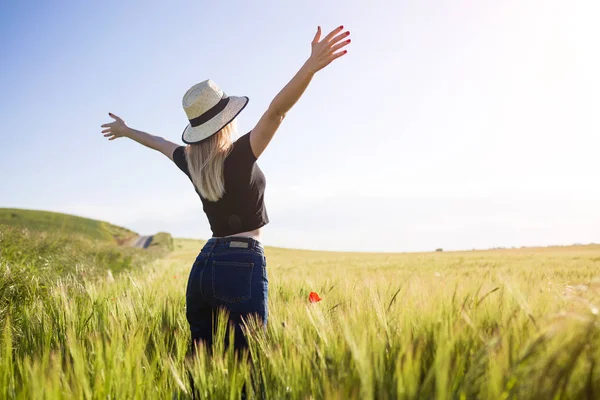 Hermosa joven disfrutando del verano en un campo . —  Fotos de Stock