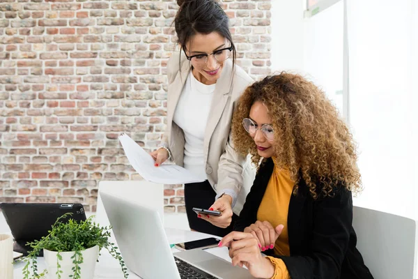 Twee zakenvrouw werken met laptop in haar kantoor. — Stockfoto
