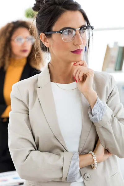 Deux belles jeunes femmes d'affaires posant dans le bureau . — Photo