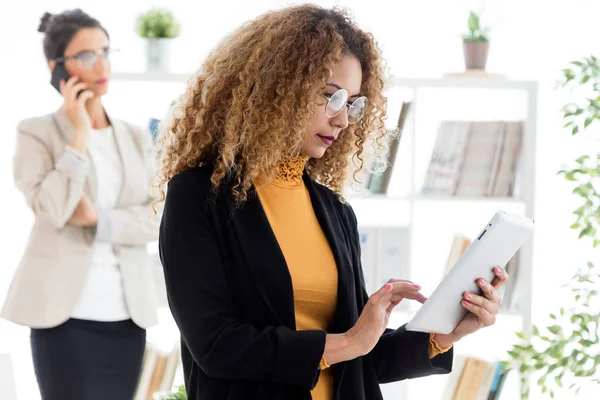 Belle jeune femme d'affaires utilisant sa tablette numérique au bureau . — Photo