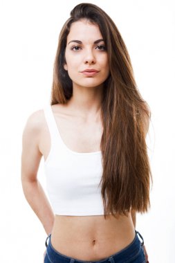 Güzel genç kadın kamera beyaz arka plan üzerinde seyir.