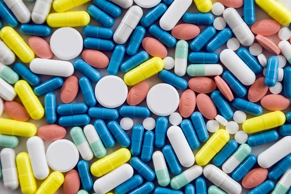 Comprimidos e cápsulas de medicina farmacêutica sortidas na mesa . — Fotografia de Stock