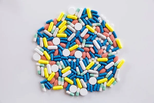 Ассорти лекарственные таблетки и капсулы на столе . — стоковое фото