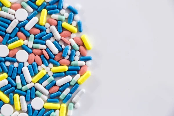 Comprimidos e cápsulas de medicina farmacêutica sortidas na mesa . — Fotografia de Stock