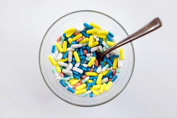 Ассорти лекарственных препаратов таблетки, таблетки и капсулы в миске . — стоковое фото