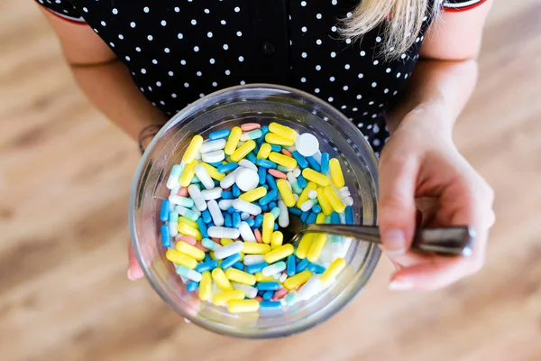 Mains tenant un assortiment de pilules et capsules pharmaceutiques dans un bol . — Photo